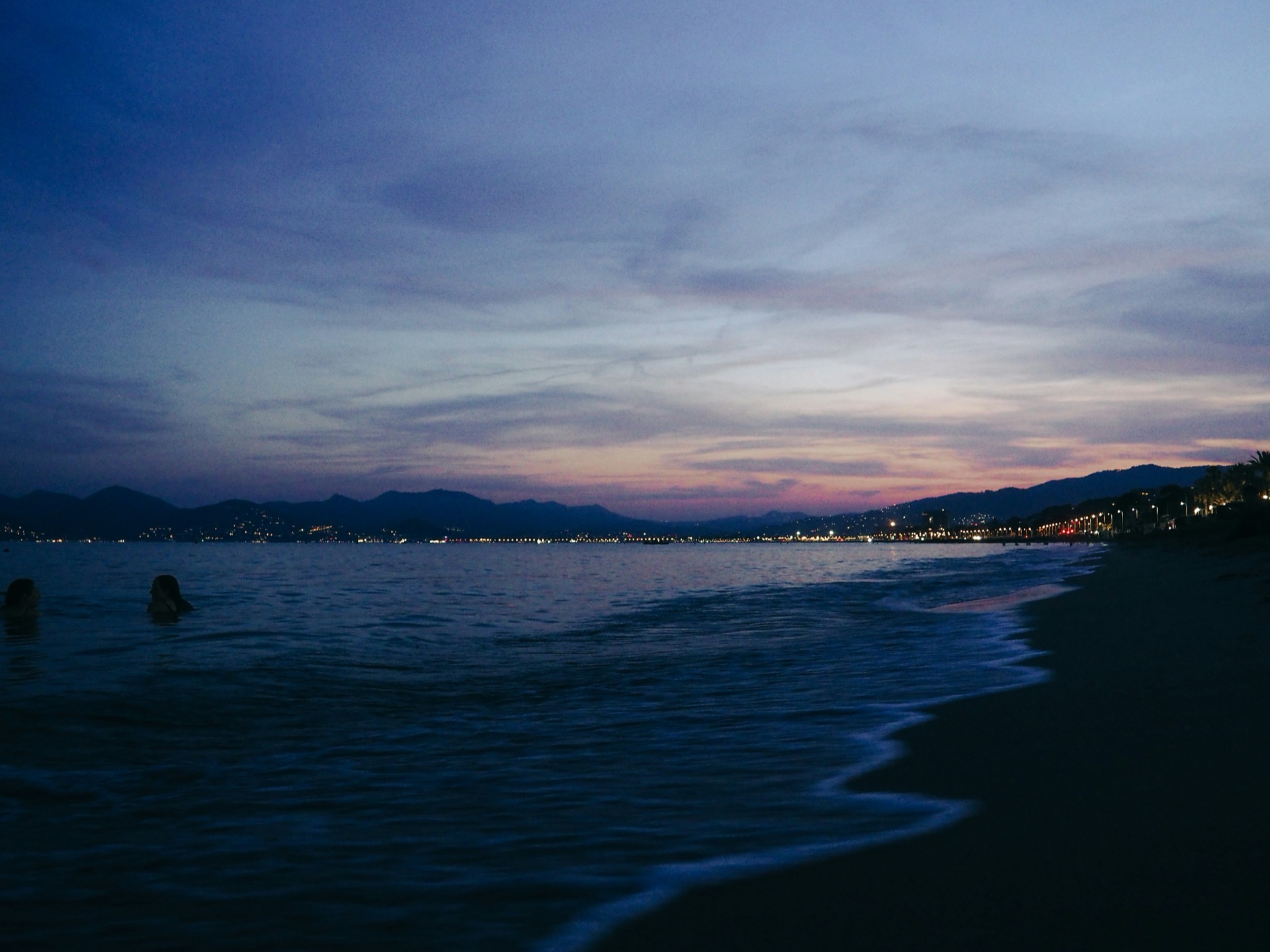 夕暮れの海辺の街並み